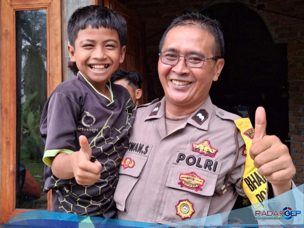 Bhabinkamtibmas Kelurahan Kwala Bingai Memotifasi Anak Usia Dini Agar Tidak Kecanduan HP
